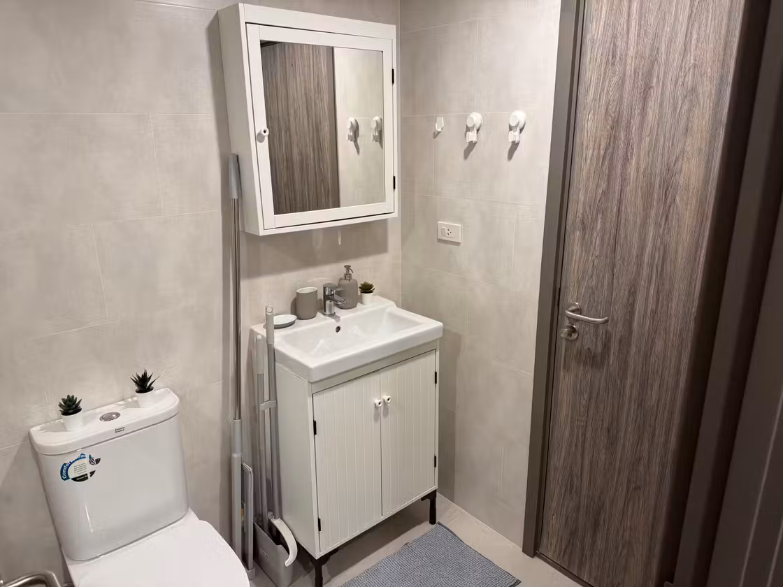 Bathroom in apartment C406, photo 1